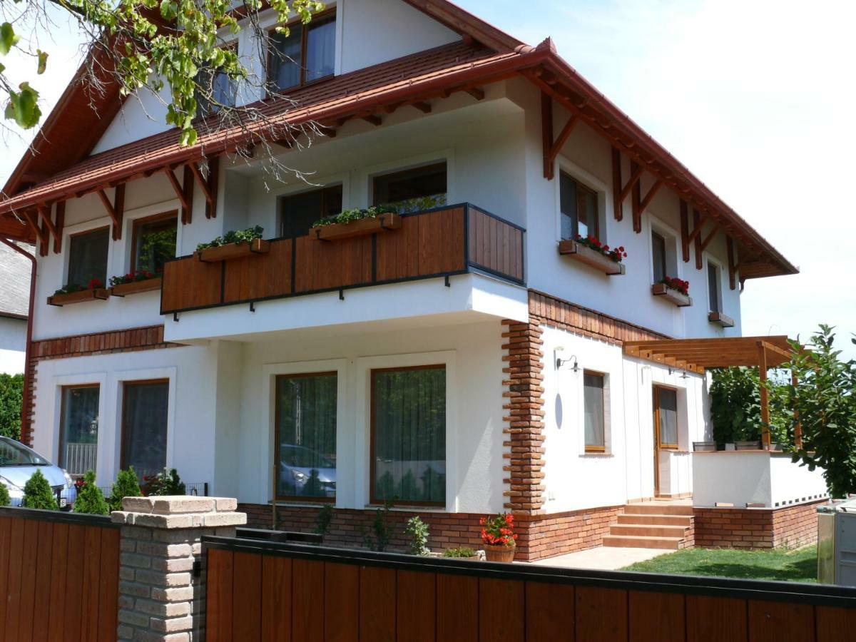Sára Apartman Heviz Bagian luar foto