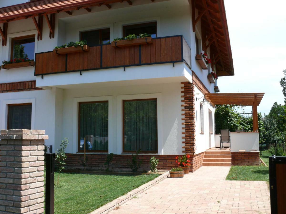 Sára Apartman Heviz Bagian luar foto